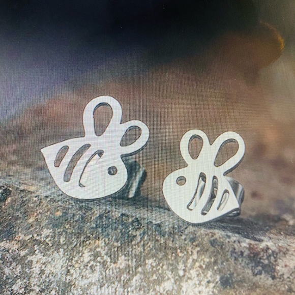Bee Earrings - Picture 2 of 3